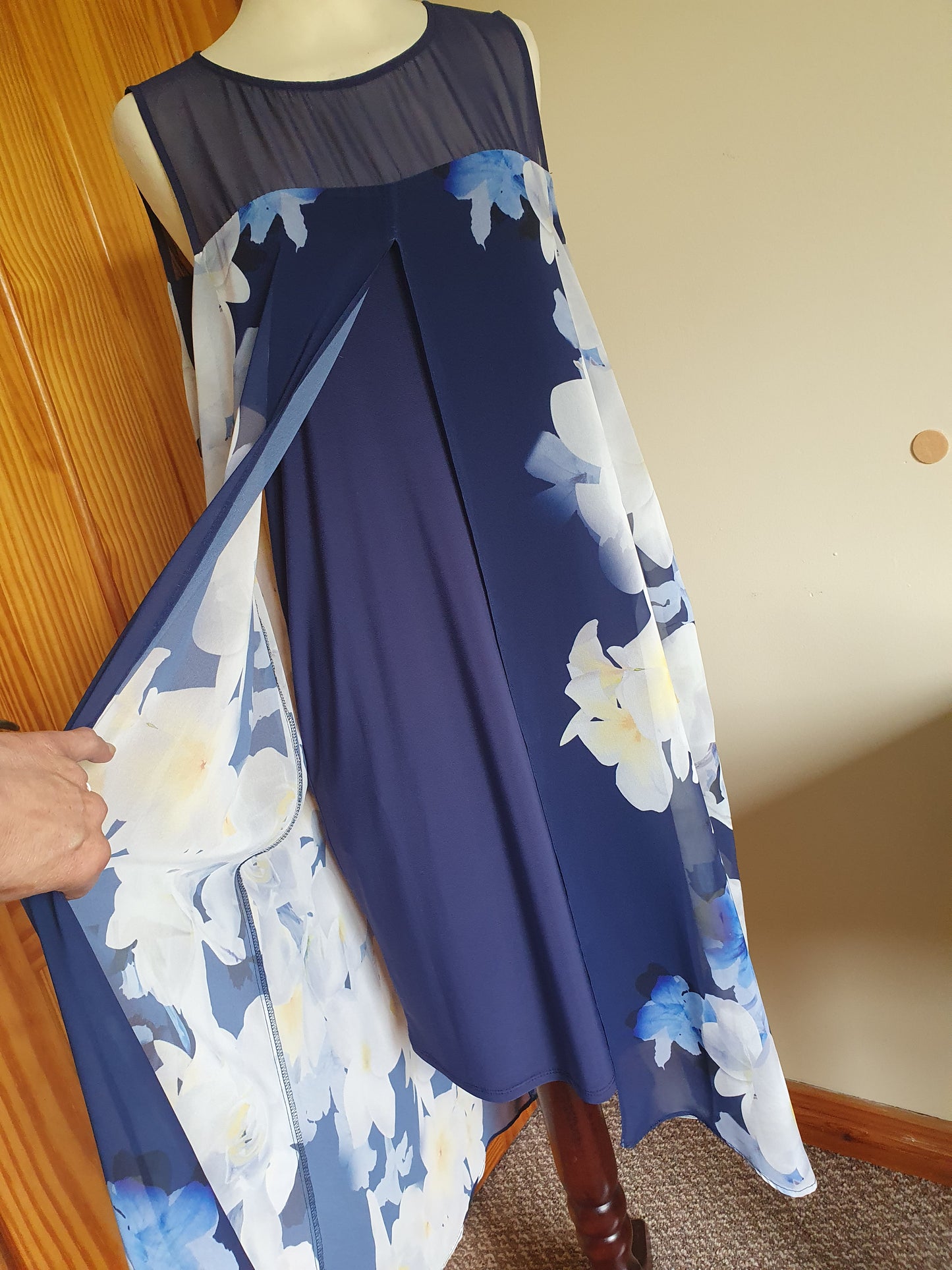 Size 12 sleeveles dress