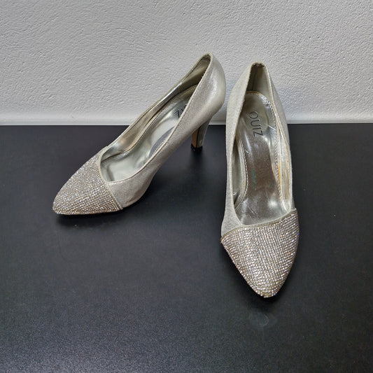 Shoes size 4